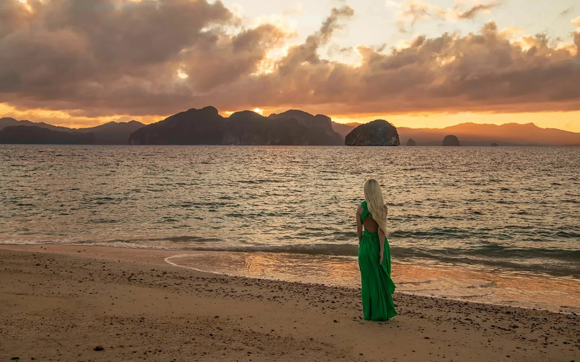 Мусульманка на берегу моря. Девушка-море. Девушка в зеленом платье у моря. Девушка на берегу.