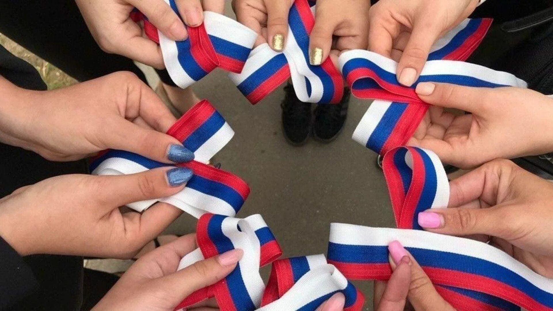 Ленточка российского флага. Акция ленточка триколор. Акция ленточка триколор. Акция ленточка триколор. Патриотическая акция триколор.