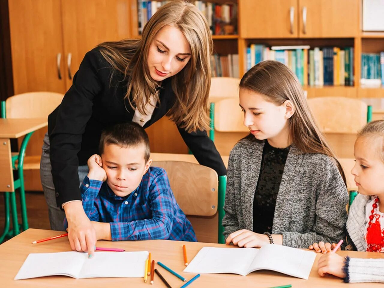 Педагог и подросток. Тьютор с ребенком. Беседа учителя с учеником. Поддержка учителем учеников. Педагог и дети.