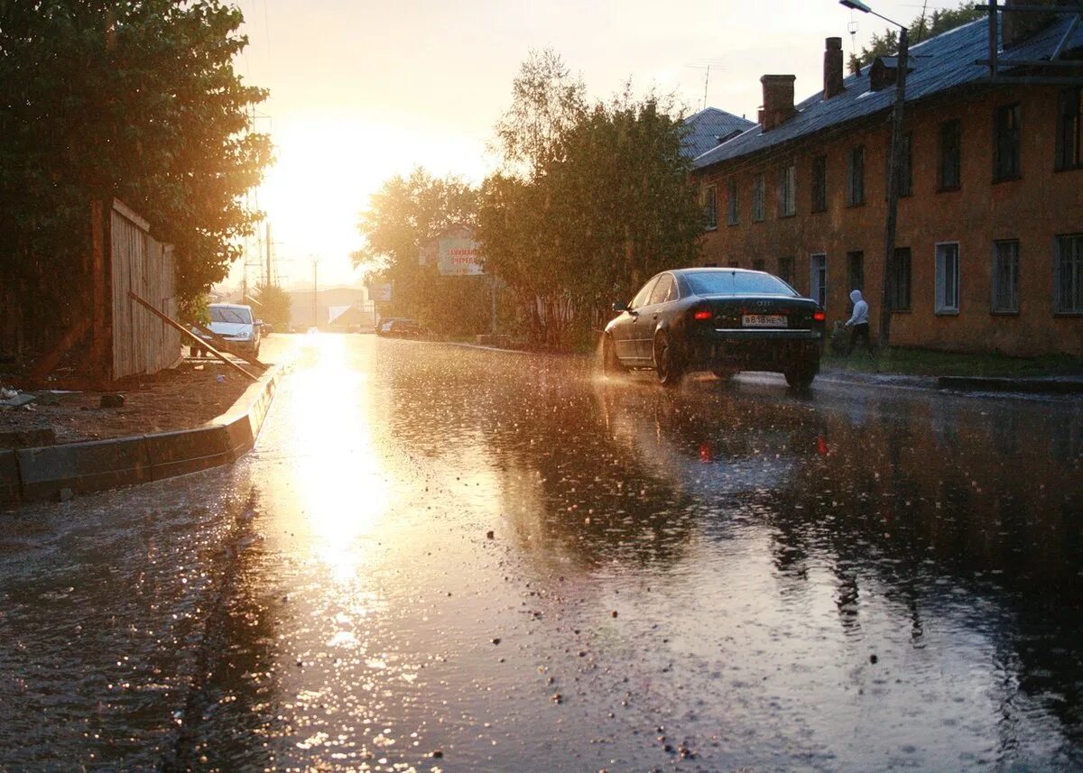 Солнце и дождь в городе. Город после дождя. Солнце после дождя в городе. Дождь с Солнцевв городе.