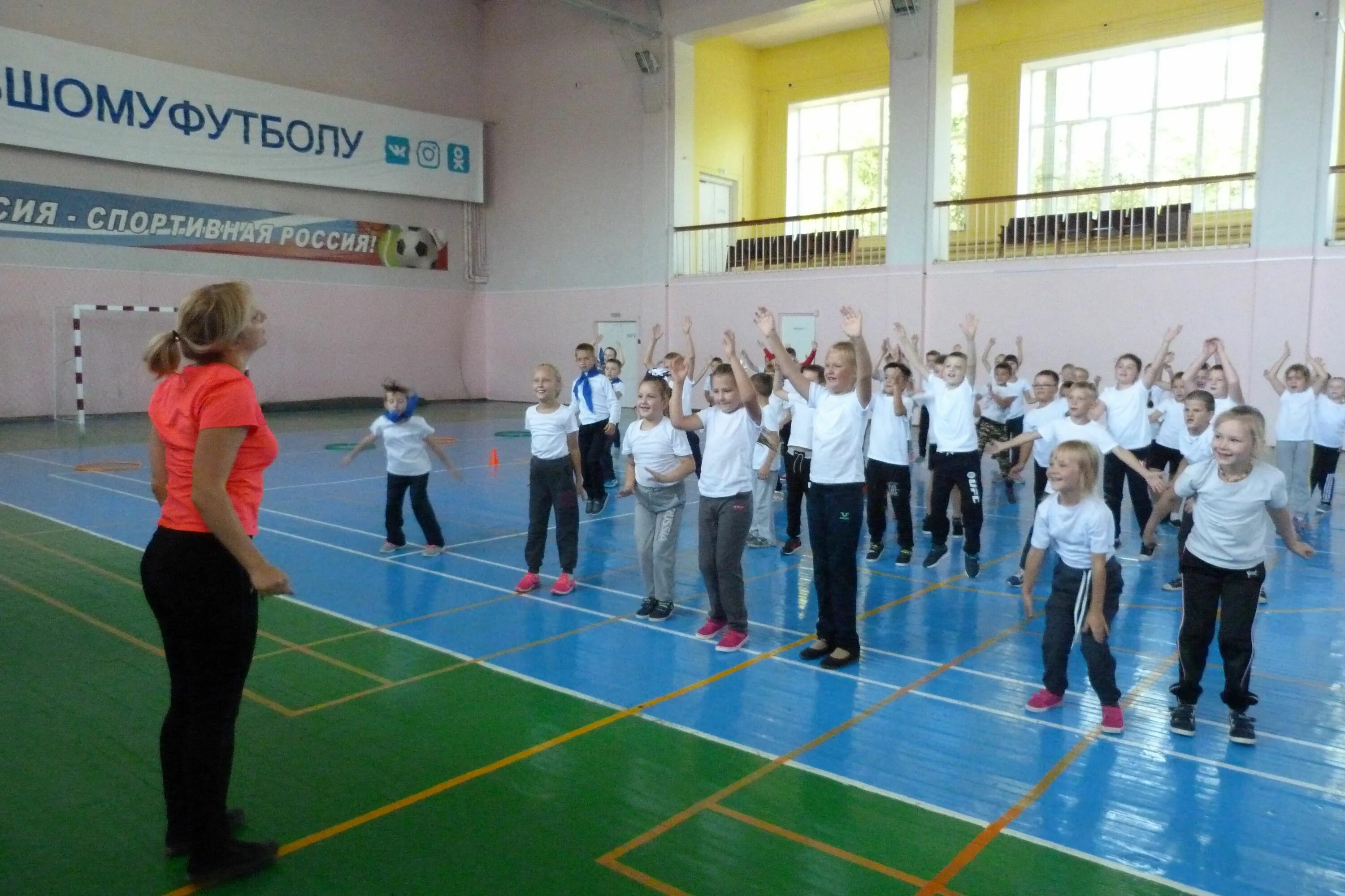 спортивные эстафеты для детей. детский фитнес. семья занимается спортом. спортивные занятия. занятие спортом дети.