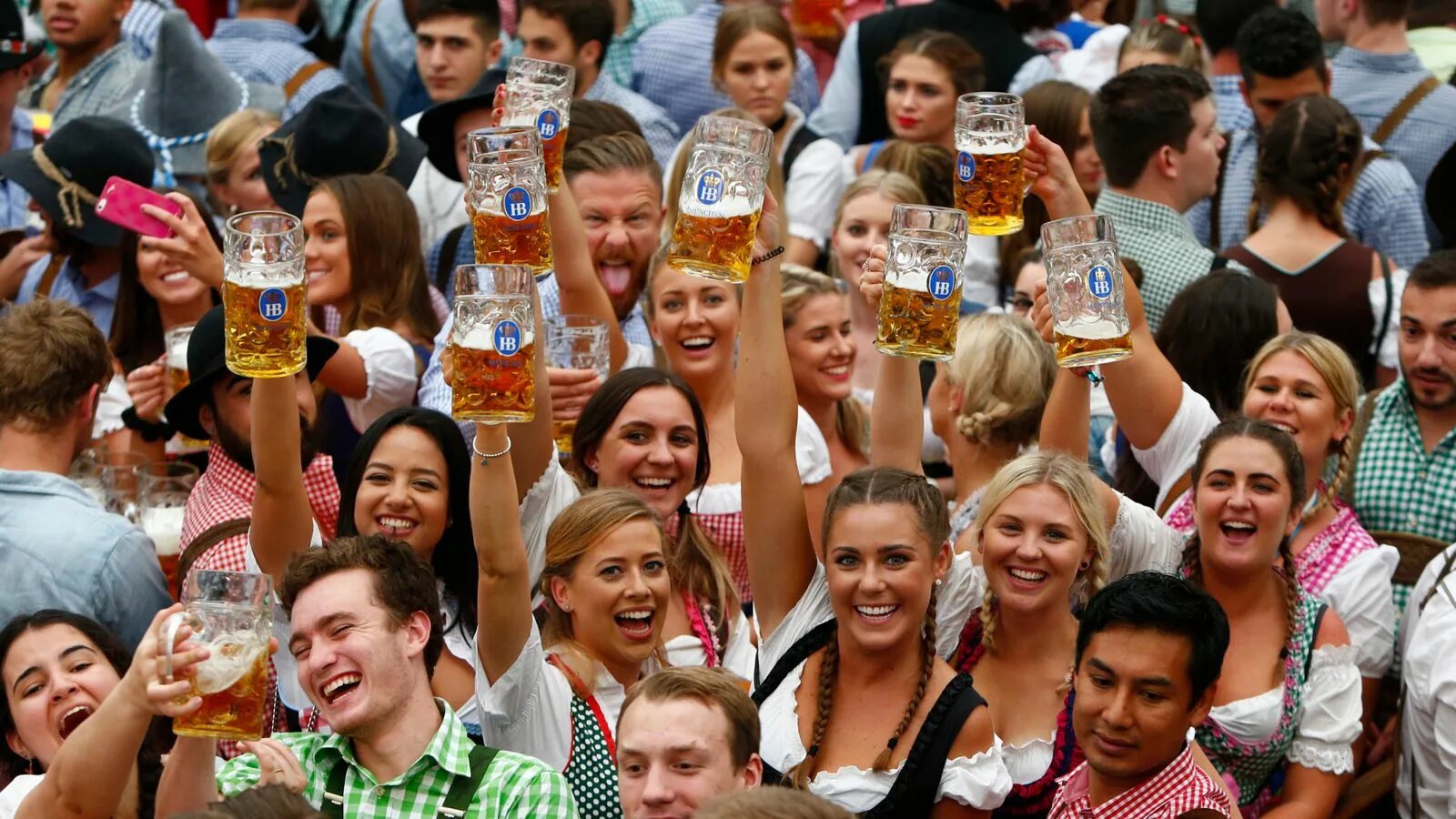 В германии 10 человек. Октоберфест в Германии пиво. Фестиваль Октоберфест в Германии. Пивной фестиваль Октоберфест. Октобер фестиваль в Германии.