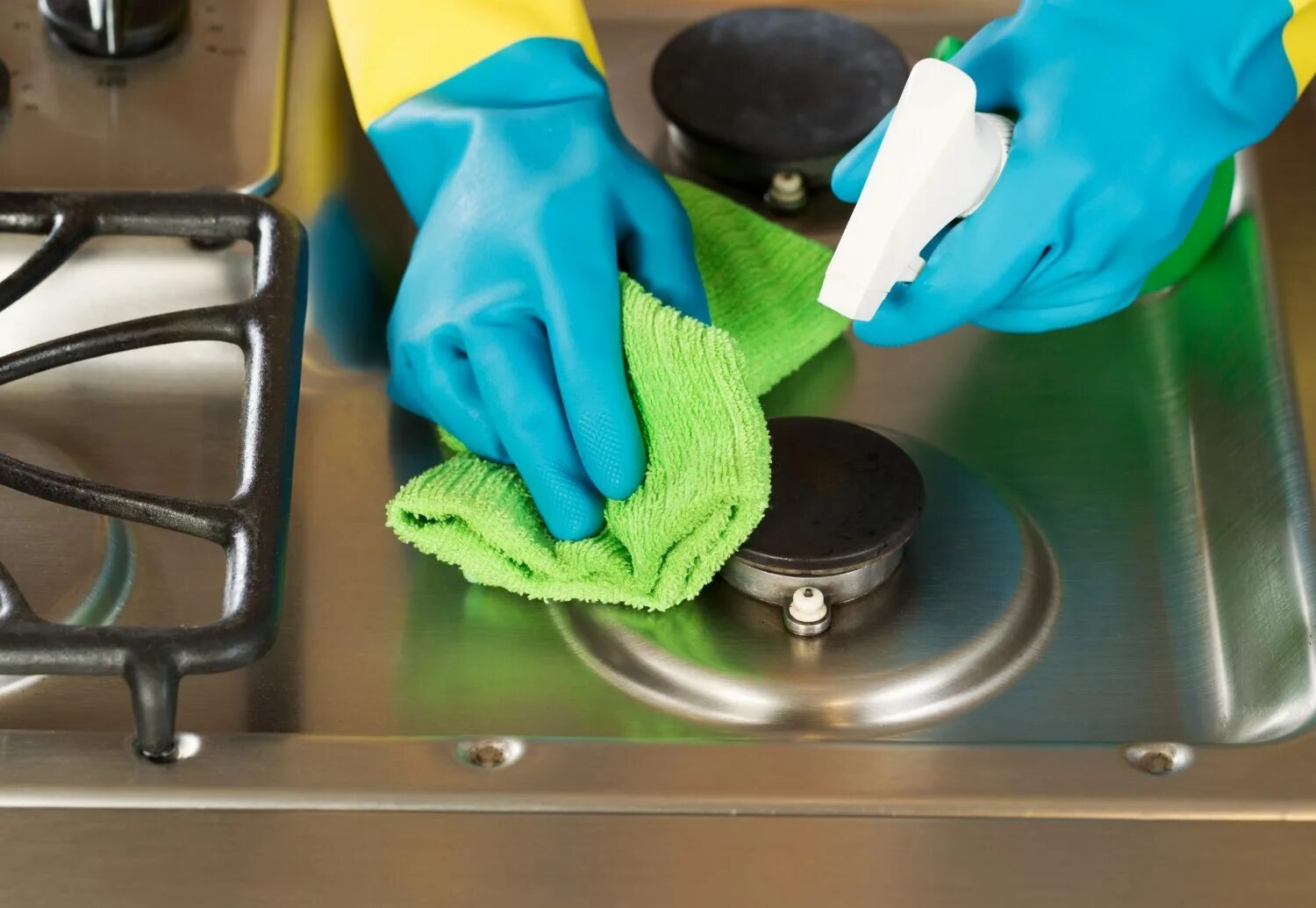 Мытье плиты. Мытье газовой плиты. Чистка кухонной плиты. Мытье кухонного гарнитура.