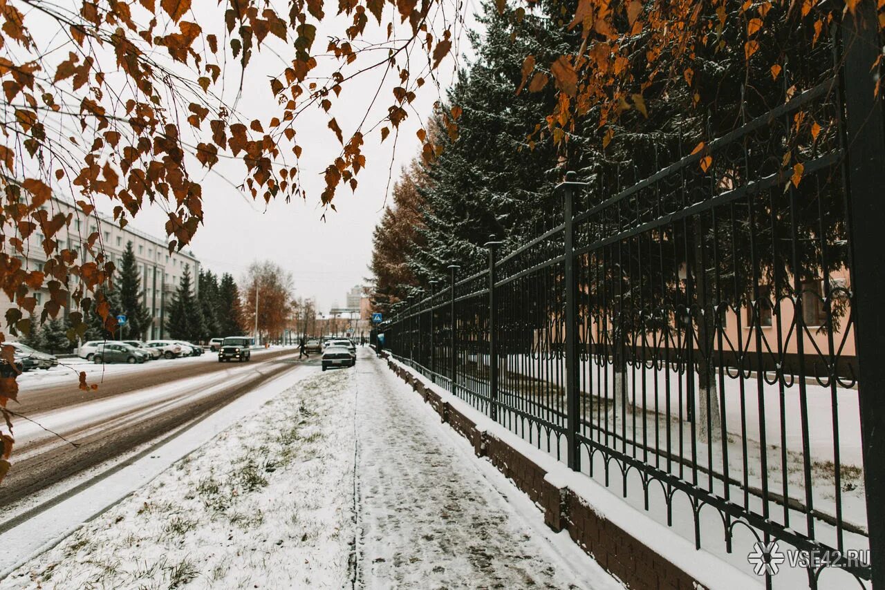 Г кемерово зимняя. Зимняя набережная Кемерово. Кемерово зима парк Кузбасский. Первый снег в городе. Первый снег Кемерово.