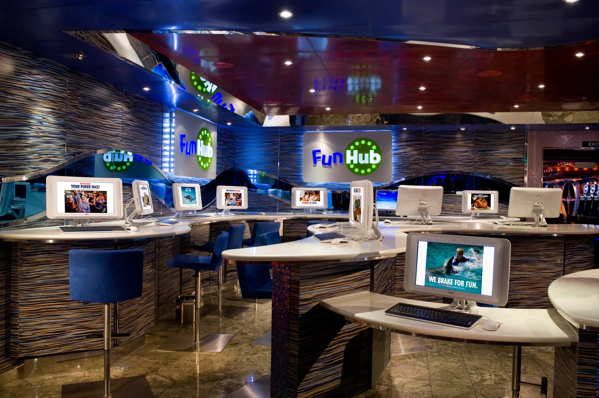 Интернет кафе это. Интернет кафе. Дизайн компьютерного клуба. Компьютерное кафе. Интернет кафе фото.