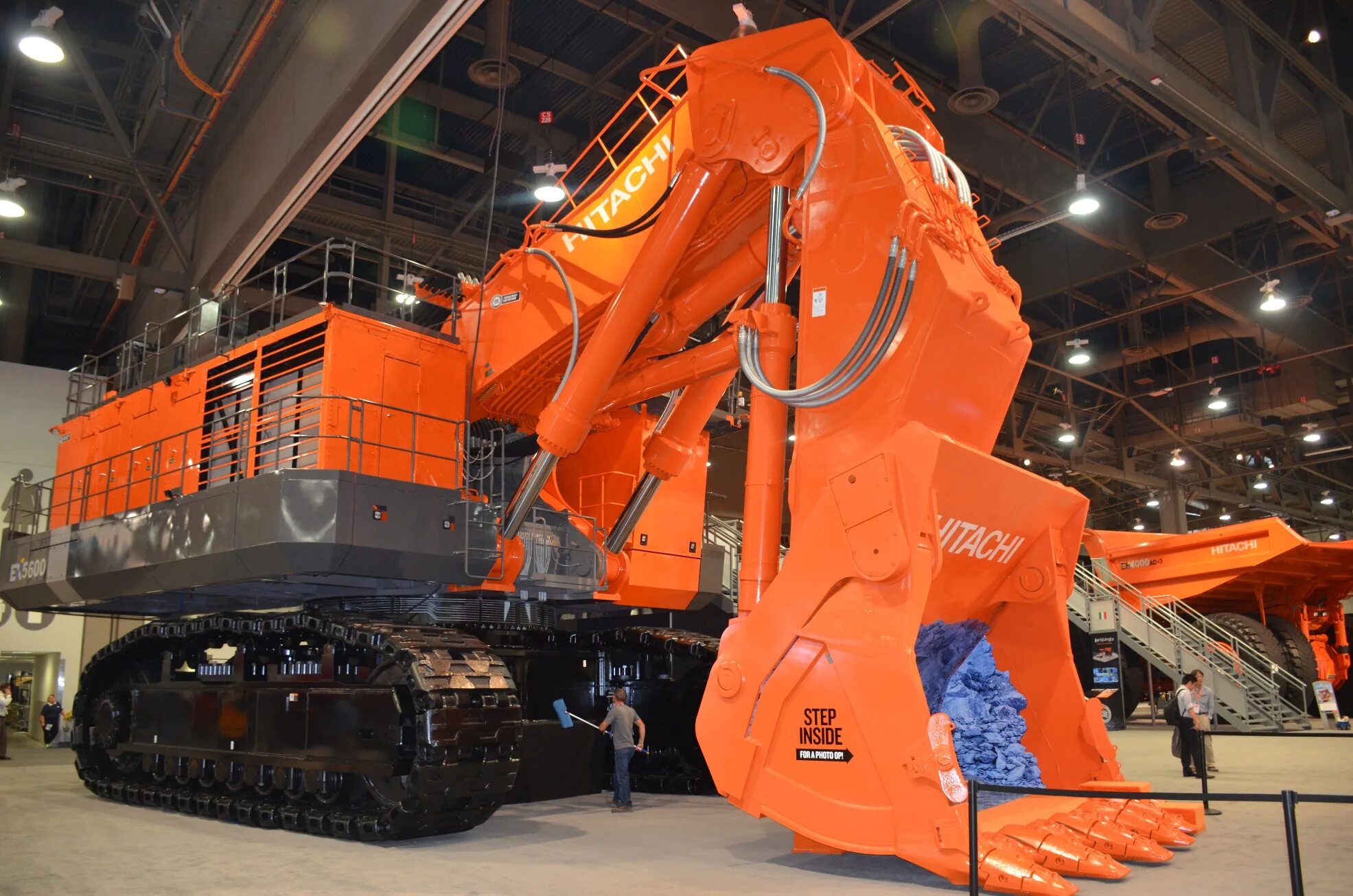 Hitachi construction machinery europe. «хитачи констракшн машинери евразия мануфэкчеринг. Экскаватор hitachi zx200-5g. Экскаватор hitachi zaxis 490. Азиатская спецтехника.