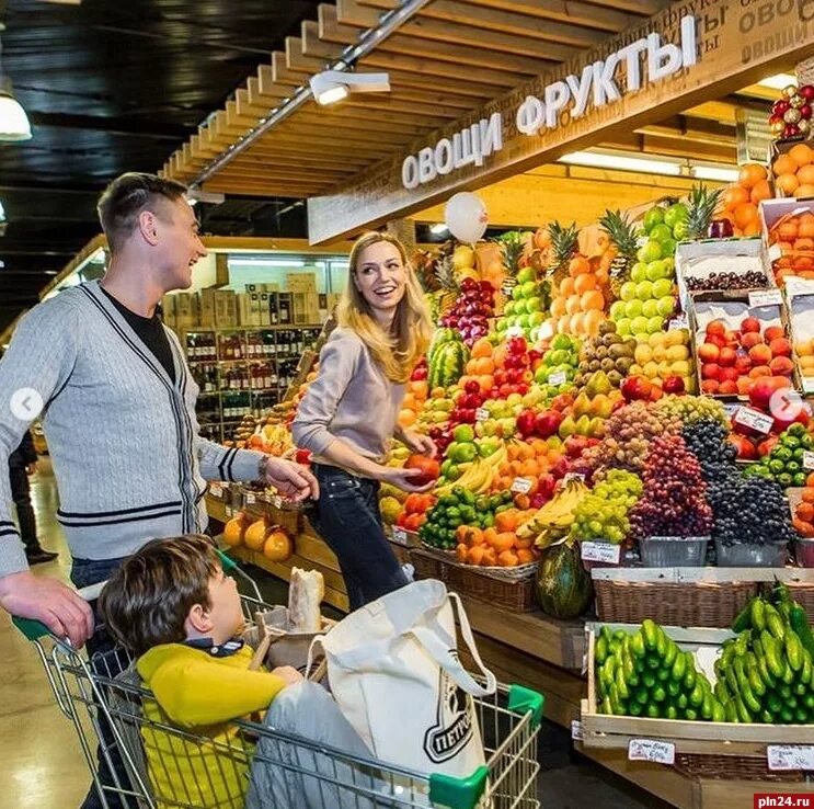 Продуктовый рынок адрес. Петровский фермерский рынок Новорижское шоссе. Петровский продуктовый базар на Новорижском шоссе. Петровский рынок новая Рига. Петровский рынок на Новорижском шоссе.