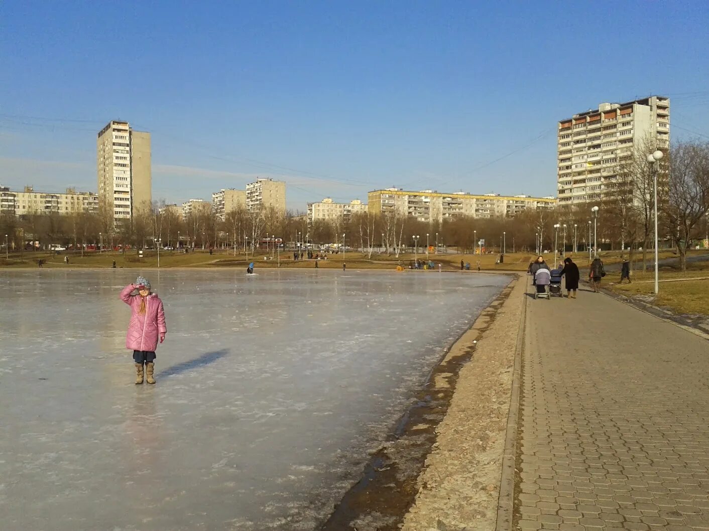 Замок в гольяново на пруду