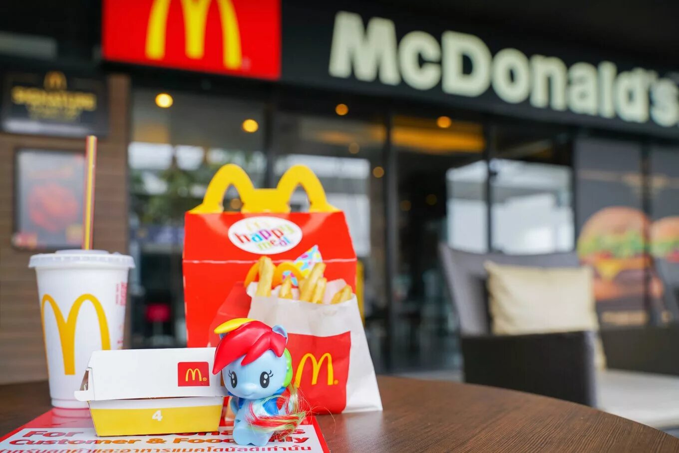 Макдональдс Happy meal. Макдоналдс Хэппи мил игрушки. Игрушечный макдональдс. Хэппи мил фото. Духи макдональдс