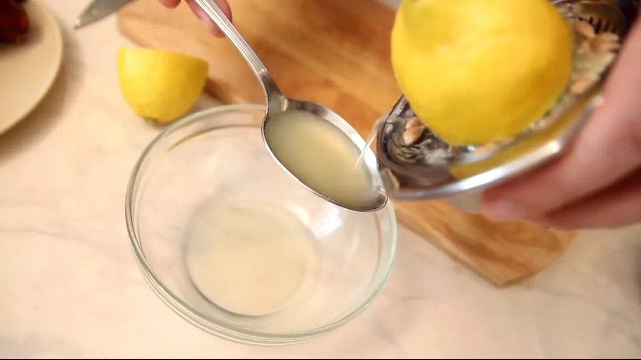 мёд засахарился. столовая ложка лимонного сока. оливковое масло. ложка лимонного сока. оливковое масло и лимонный сок.