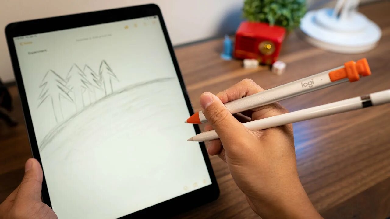 Стилус logitech. Logitech стилус. apple pencil vs apple pencil 2. logitech стилус для планшета. apple pencil втыкается.