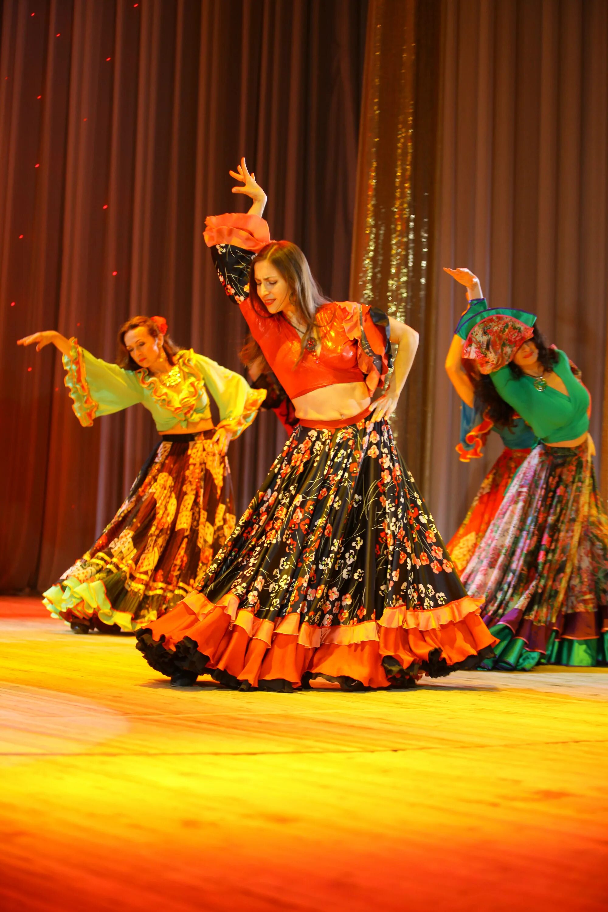 Цыганские танцы видео. Цыганский танец. Цыганский танец. Акварель ансамбль танца новомичуринск. Цыгане танцуют.