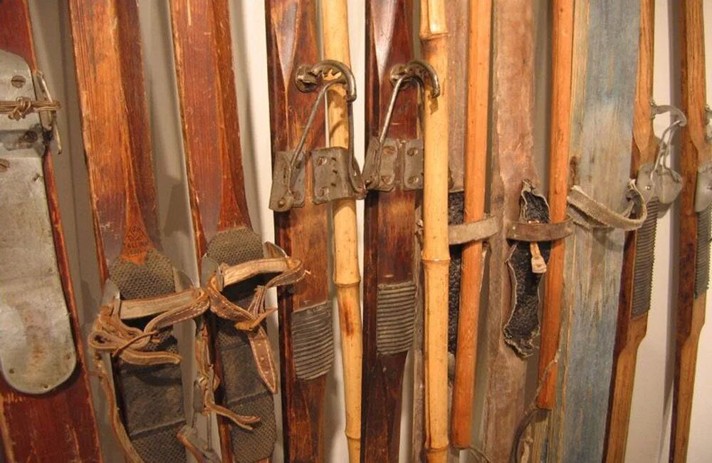 Советские лыжи деревянные спорт. Старинные горные лыжи. Старинные лыжи деревянные. Старые деревянные лыжи. Винтажные лыжи.
