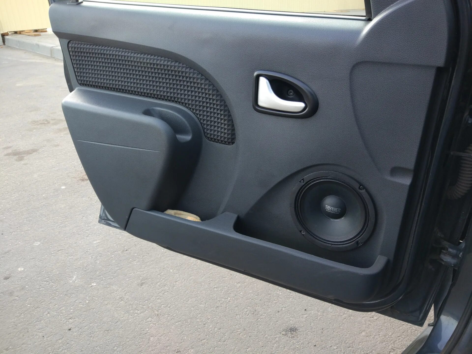 Рено логан 1 автозвук. Подиумы на рено логан 2011. Renault logan 1 подиумы 4 динамика. Подиумы рено логан 1. Подиумы рено логан 1.