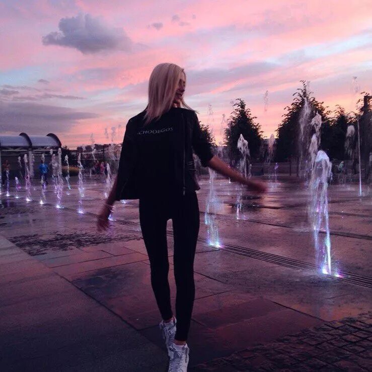 Фотосессия ночью. Девушка блондинка ночью. Блондинка в темноте. Девушка вечером. Блондинка на мосту.