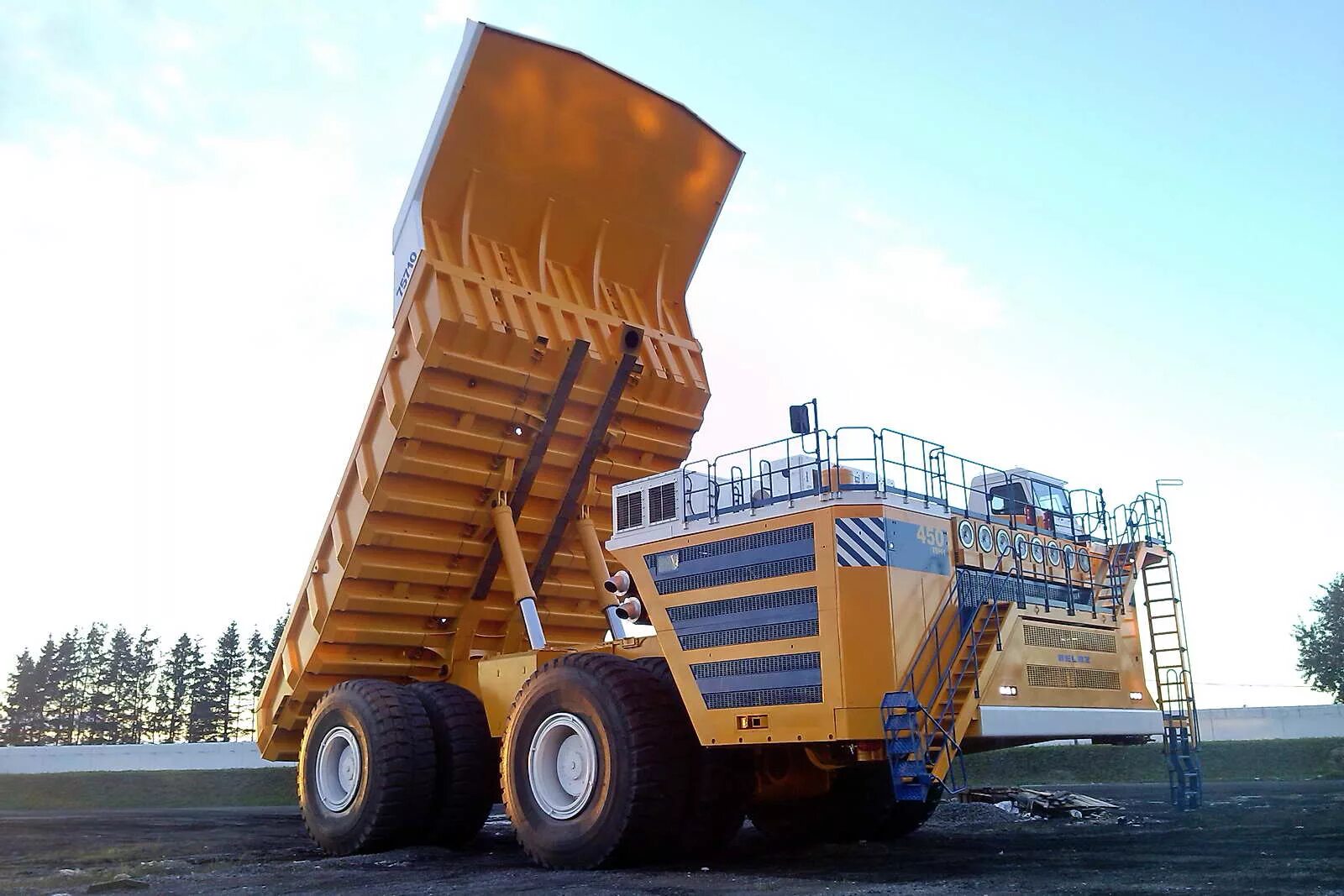 Белаз-75710. Белаз-75710 самосвал. Белаз-75710 грузоподъемность. Грузовик белаз 75710. Колеса белаз 75710.