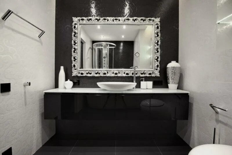 Зеркала в ванную белые. Черно-белая ванная комната. Черная ванная комната. Ванна в черно белом стиле. Бело черная ванная комната.