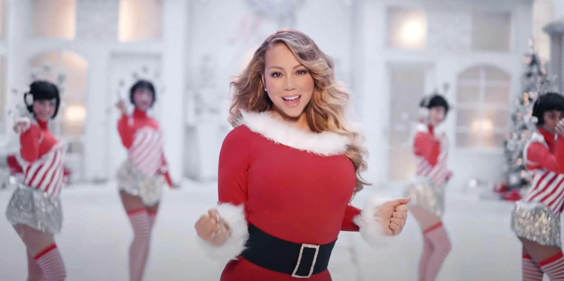 Включи песню нового года. Mariah Carey 2022 Christmas. Mariah Carey all want for Christmas. Мэрайя Кэри all i want for Christmas. Мэрайя Кэри в Рождественском костюме.