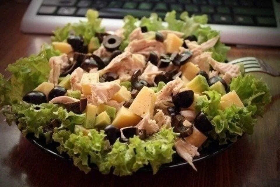Салат курица масло оливковое. Салат с оливками и курицей. салат с маслинами и курицей. салат с маслинами и сыром и курицей. салаты с копченой курицей с оливками.