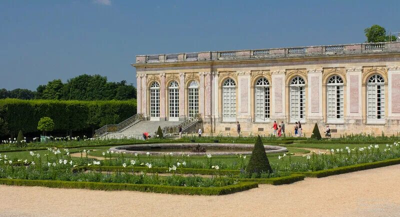 Версаль букв. Большой Трианон в Версале. Большой Трианон (мраморный Трианон). Трианон дворец в Версале. Малый Трианон Версаль Франция стиль.