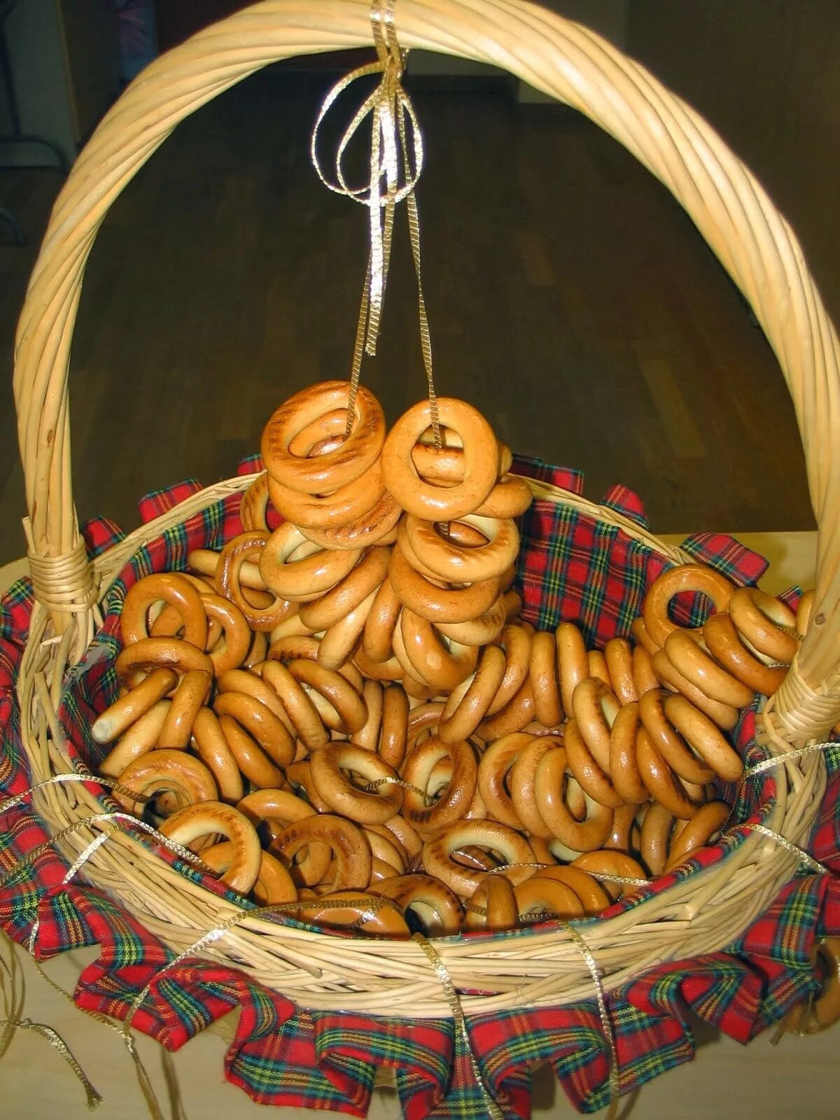 Сушки на масленицу. Сушки баранки бублики. Баранки на масленицу. Фотосессия малышей на масленицу. Сушки на масленицу.