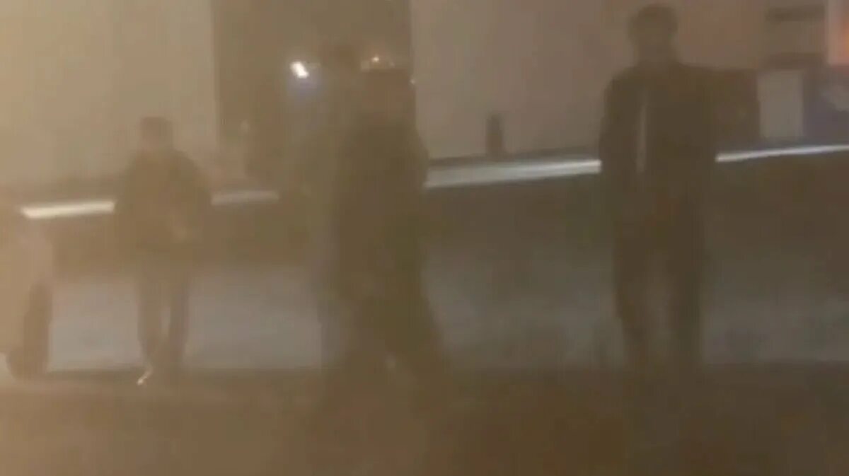 Нападение сво. Группа подростков на улице. Нападал на прохожих с топором. Киллер фото. Толпа мигрантов.