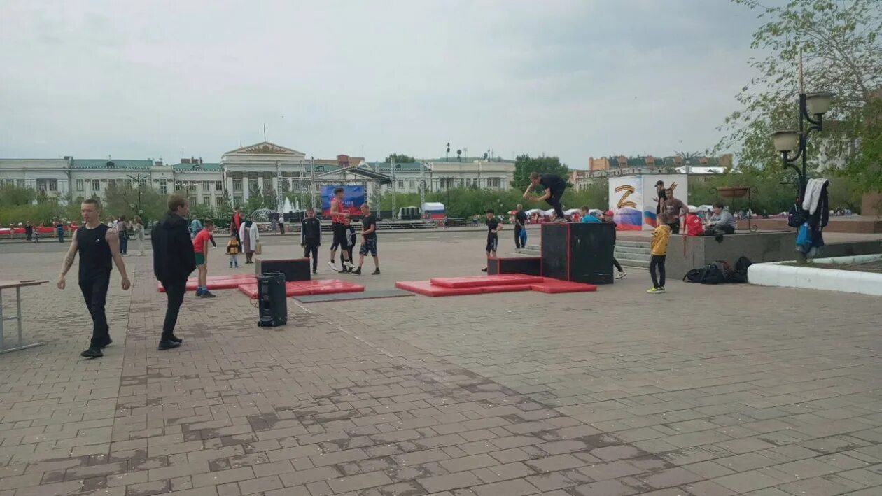Мероприятие на площади ленина сегодня. Соревнования по паркуру. Паркур в Чите. Площадь Ленина Чита сцена. Мероприятие состоится на площади Леонидово.