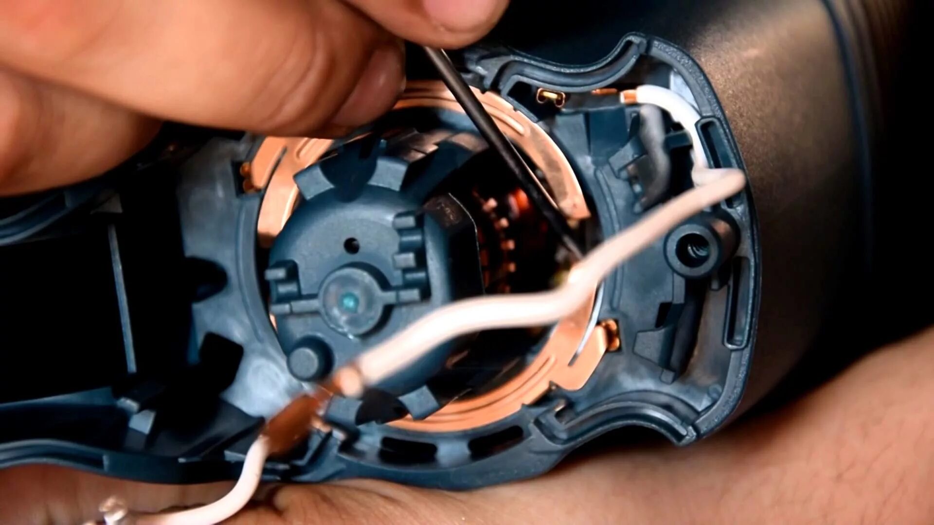 Пуш крепление дворника. Щетки стеклоочистителя miles. Bosch как поменять щетки. Bosch как поменять щетки. Снять крепления на щетке стеклоочистителя bosch.