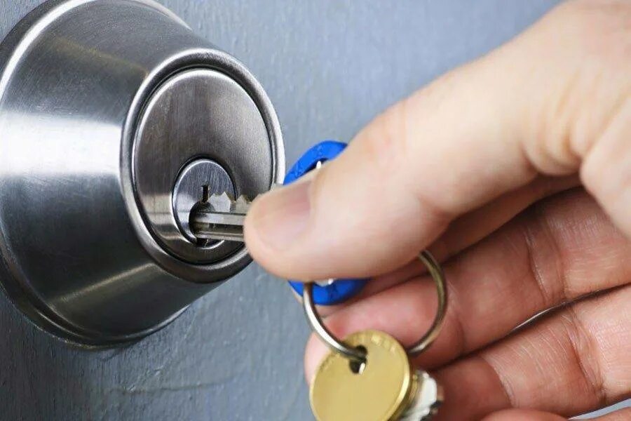 Открытие дверей без ключа. Замки для межкомнатных дверей с ключом. Самодельный замок на дверь без ключа. Ключи на входной замок. Ключ от замка межкомнатной двери.