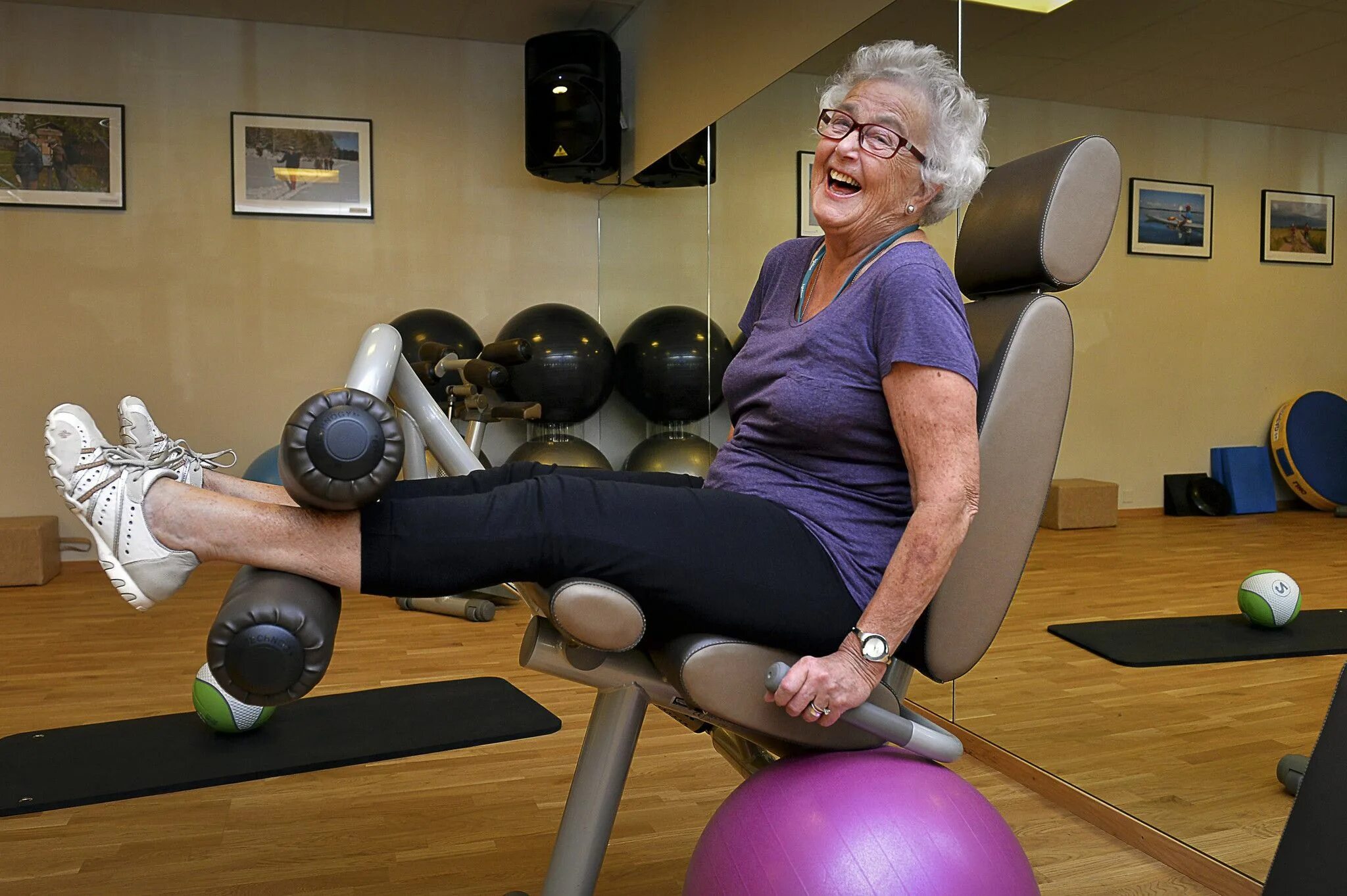 Гимнастика после 60 для женщин в домашних. Тренажеры для пожилых людей. Пенсионерки в тренажерном зале. Спортивные пожилые женщины. Фитнес для пожилых.