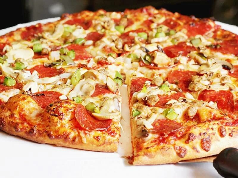 Какой рецепт пиццы. Пицца домашняя. Обычная пицца. Простая пицца. Самая вкусная пицца на новый год.