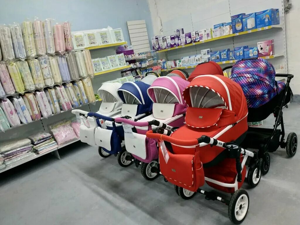 Детский магазин колясок. Детские коляски в магазине. Коляски для детей в магазине. Детская коляска в магазине.