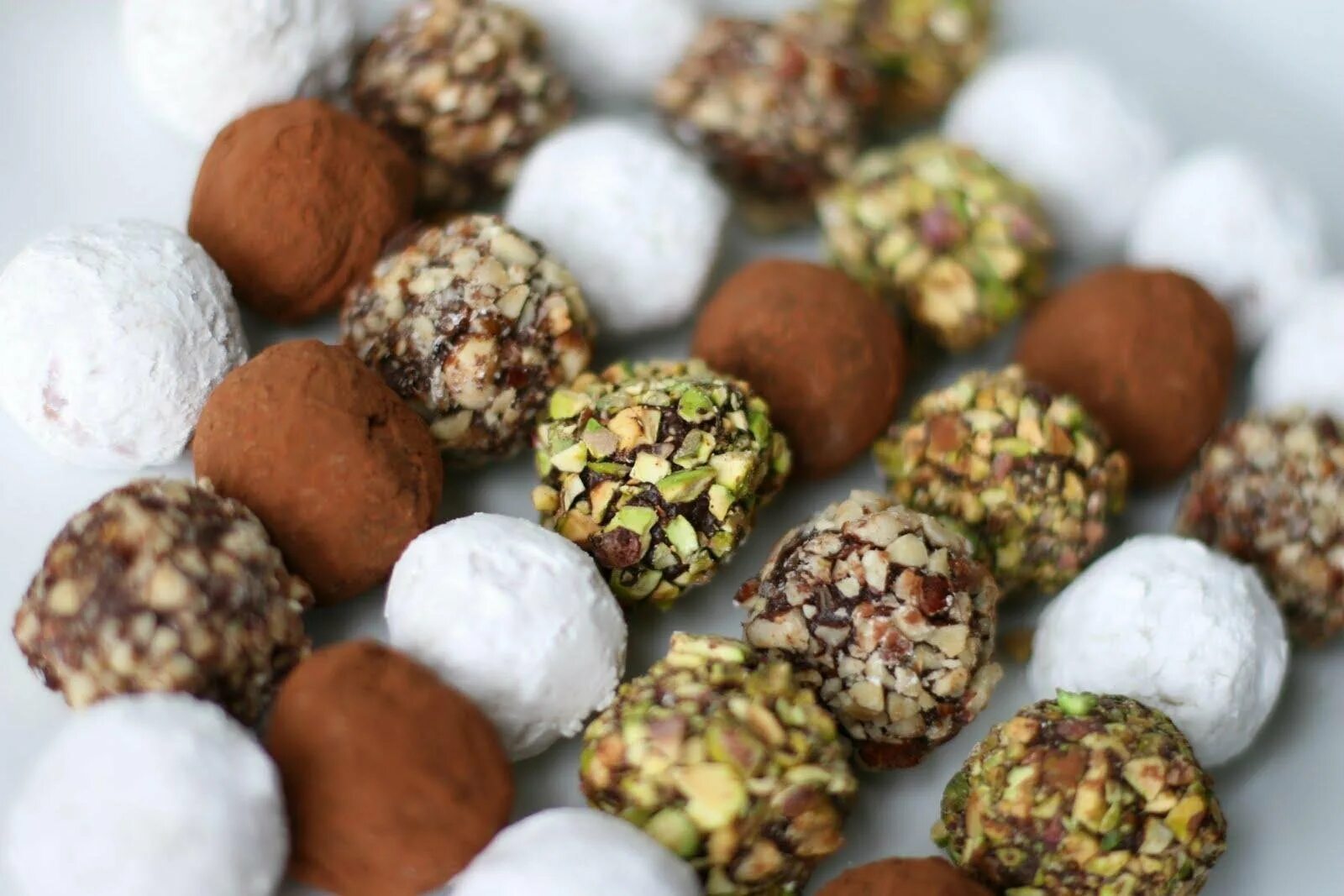 какие конфеты полезные. вкусняшки для детей. натуральные конфеты из сухофруктов. диетические конфеты. какие конфеты полезные.