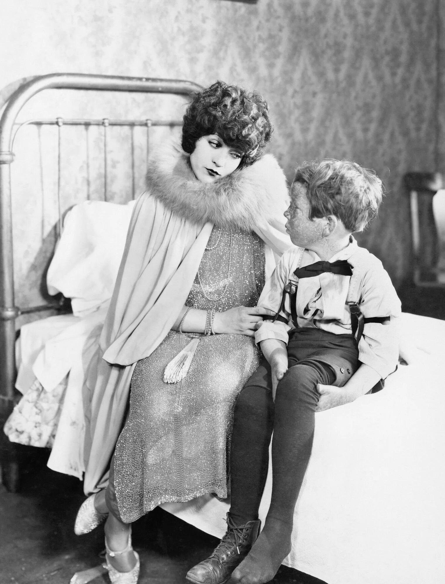 Женщина и мальчишки. Мать ретро. Andrew loomis (1892 – 1959). Мама дает сыну ретро. Retro mom son education.