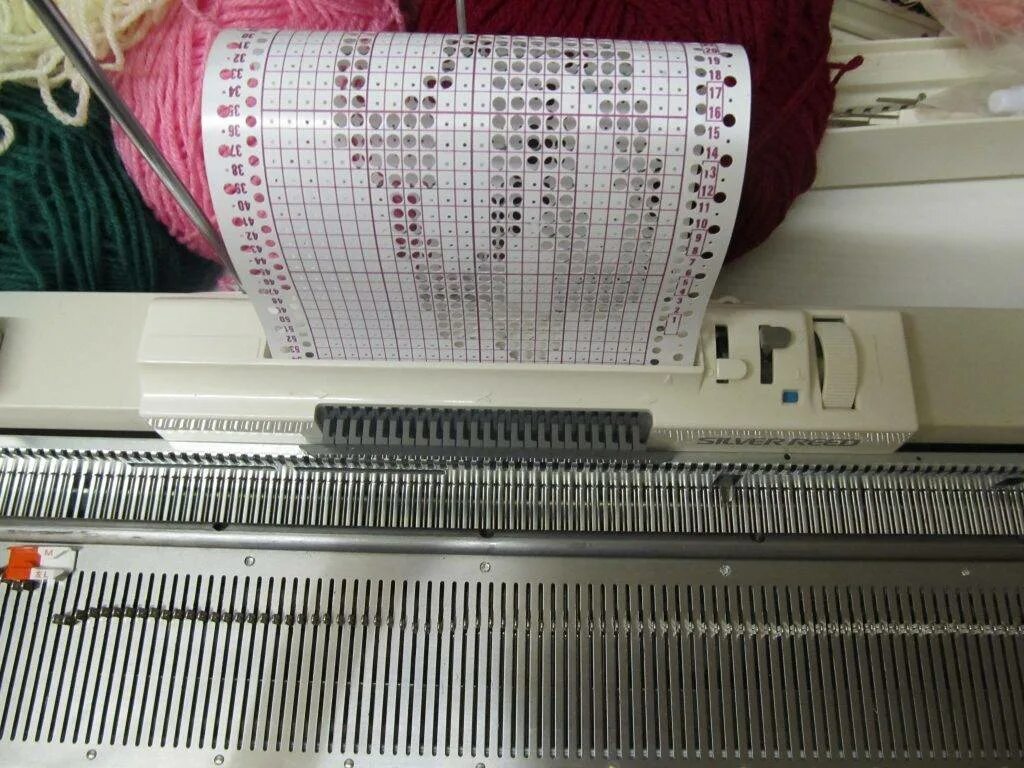 Видео вязальных машина. Вязальная машинка knitting machine сентро. Ажур на вязальной машине сильвер рид 840. Вязание на вязальной машине. Видео вязальных машина.