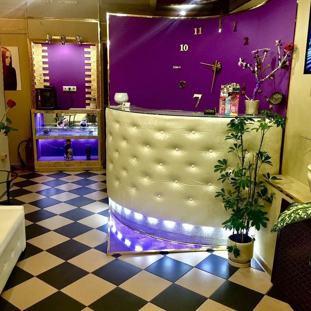 салон на октябрьской улице. октябрьская ул. красивая девушка с красивым маникюром для салона красоты. салон на октябрьской улице. салон красоты персона воскресенск.