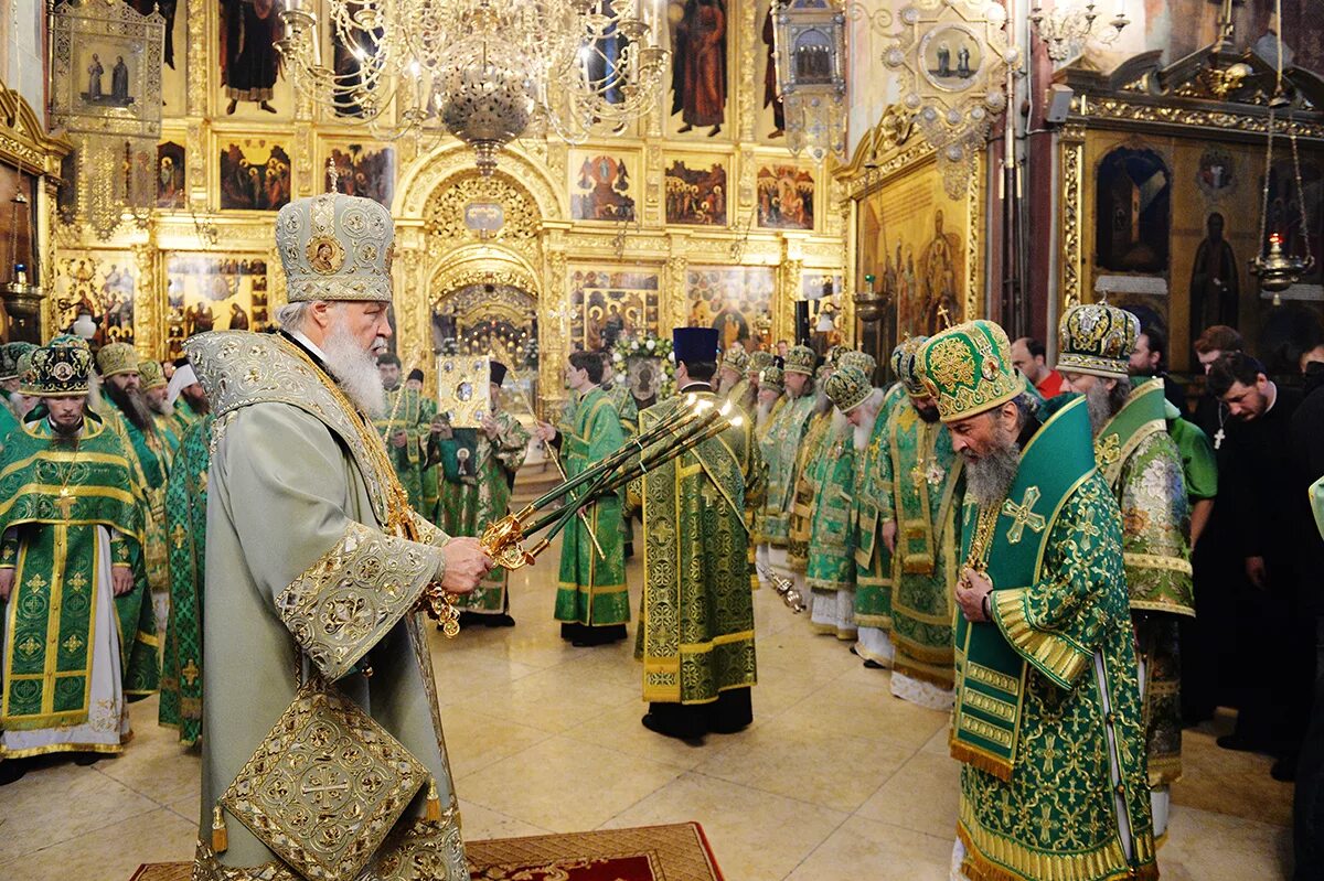 Песнопение троице сергиева лавра. Троице Сергиева Лавра литургия. Литургия в Троицком соборе Троице-Сергиевой Лавры.