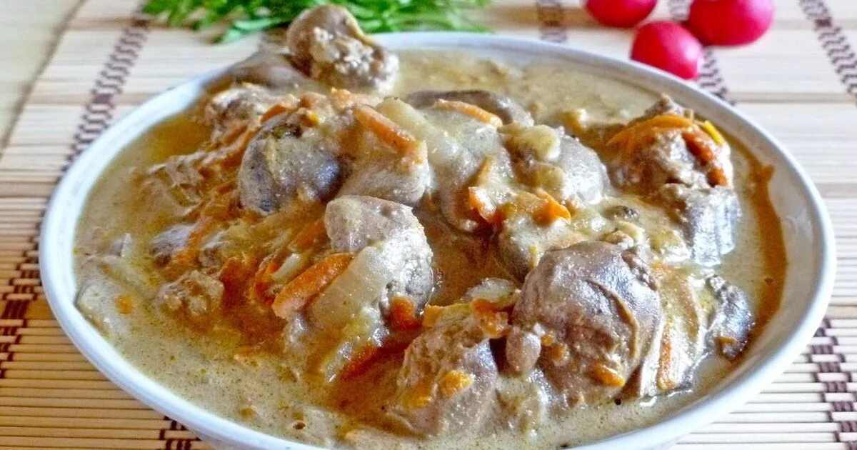 Рецепт курицы потушить. Куриная печень в сметане с луком на сковороде. Куриная печенка тушеная в сметане. Куриная печень в сметанном соусе. Куриная печень в сметане с луком.