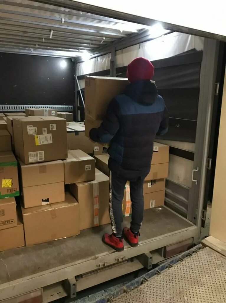 Грузчик сток. Комплектовщик на склад. Астрахань работа вакансии грузчик. Нужны грузчики. Грузчик в магазине.