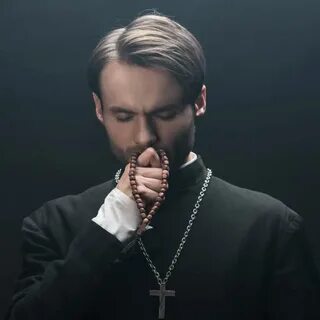 Священник целует