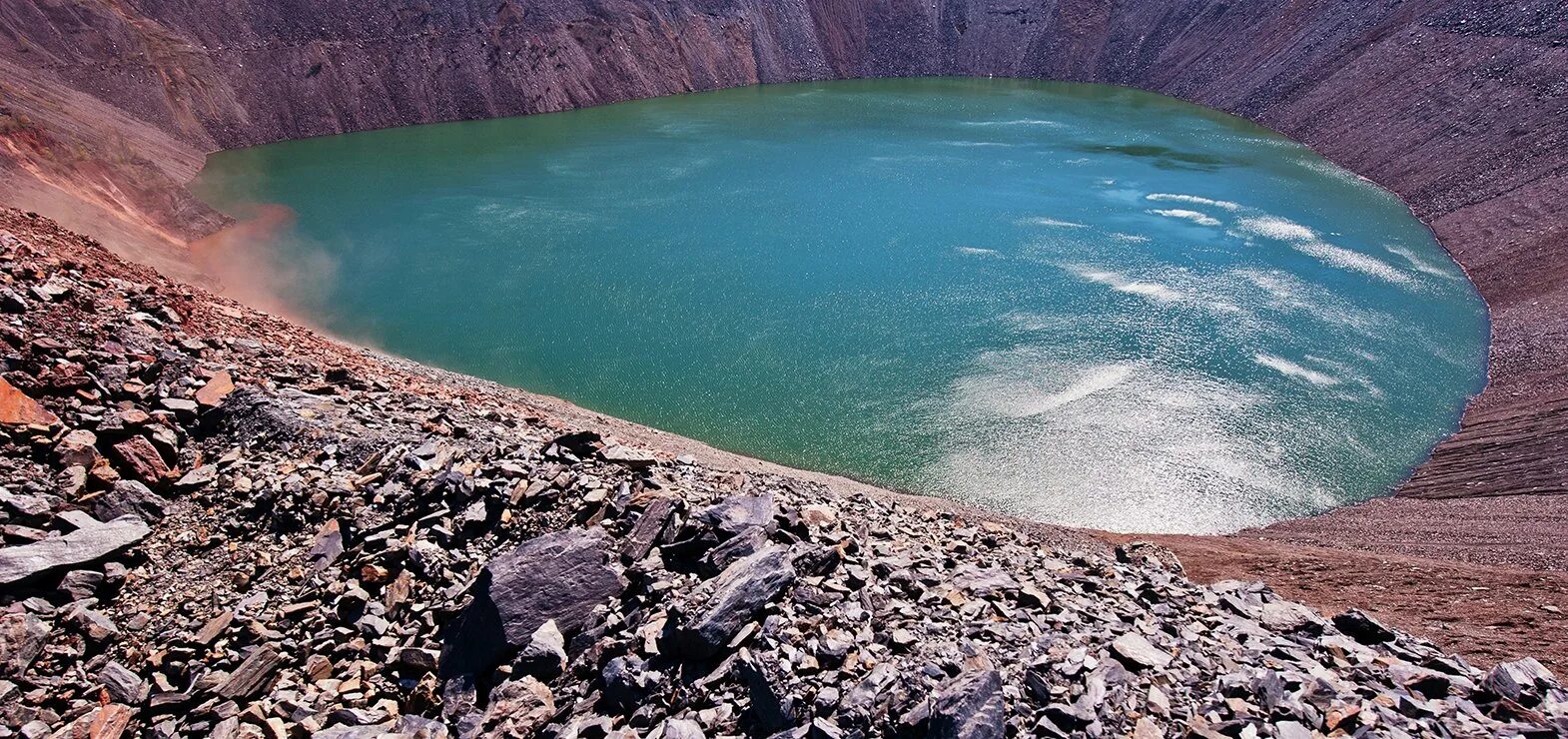 Минеральные подземные воды. Минеральные воды подземные воды. Природная вода. Добыча ископаемых. Источник воды выходящий на поверхность