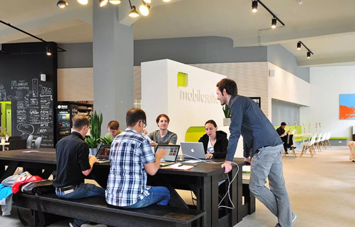 офис стартаперов. арт коворкинг. коворкинг люди. дизайн стартапа. красивый офис с людьми.