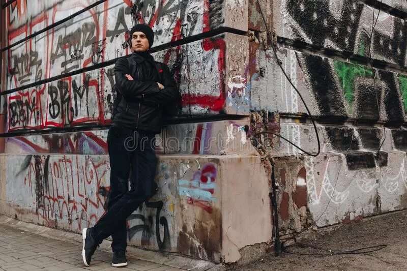 За крутыми стенами давила. За крутыми стенами давила. Замкнутыми стенами давила та. За крутыми стенами давила. Облокотился на стену.