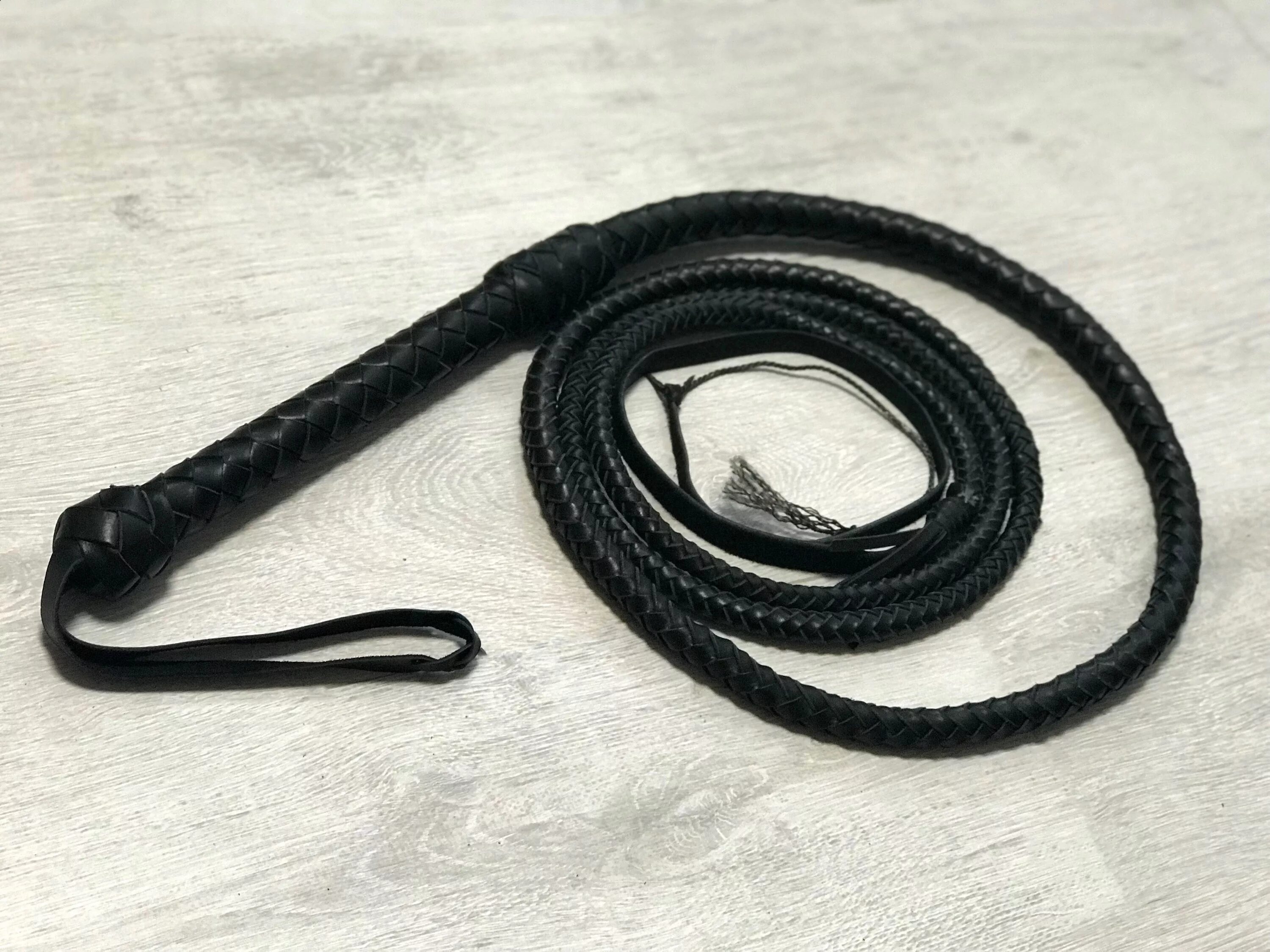 Ребенок с кнутом. Средневековый кнут. Плетка. Хлыст арапник. Хлыст нагайка бич.