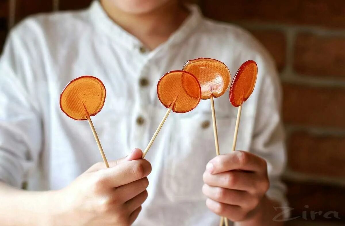 Как готовить леденцы. Леденец на палочке. вкусные леденцы на палочке. домашняя карамель на палочке. мастер класс леденцы на палочке.
