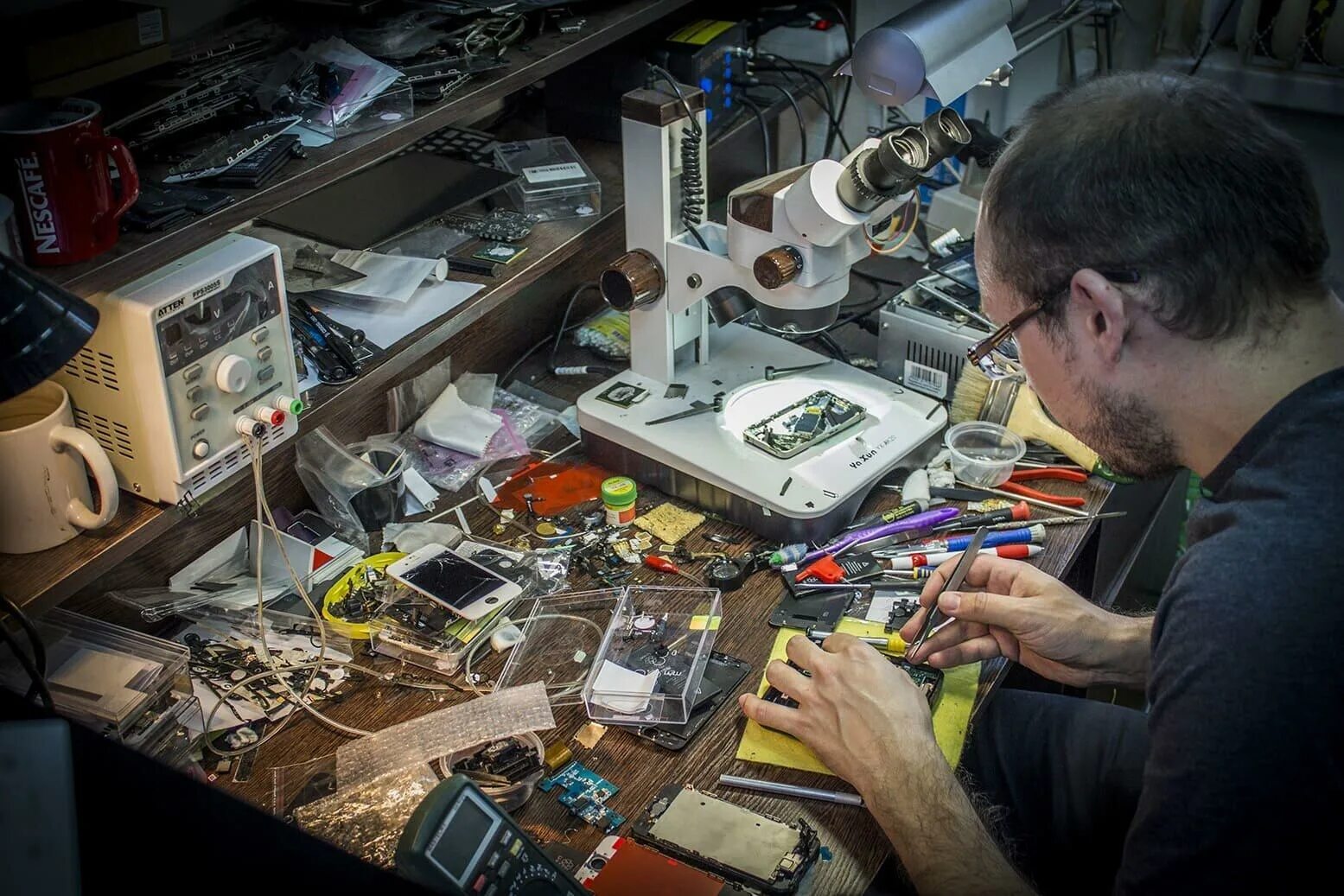 Iphone repair. Ремонт телефонов изображение. Дом мод ремонт телефонов. Рабочее место ремонт телефонов. Сервис центр дизайн.