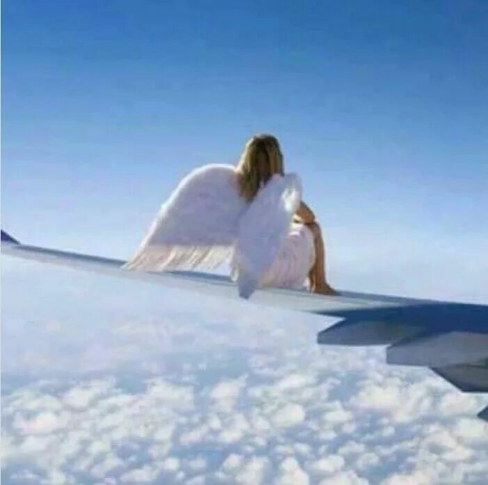 Ой мама мне бы крылья аэроплана. Самолет ангел. Ангел хранитель самолет. Полет на крыле самолета. Самолеты и ангелы небо.