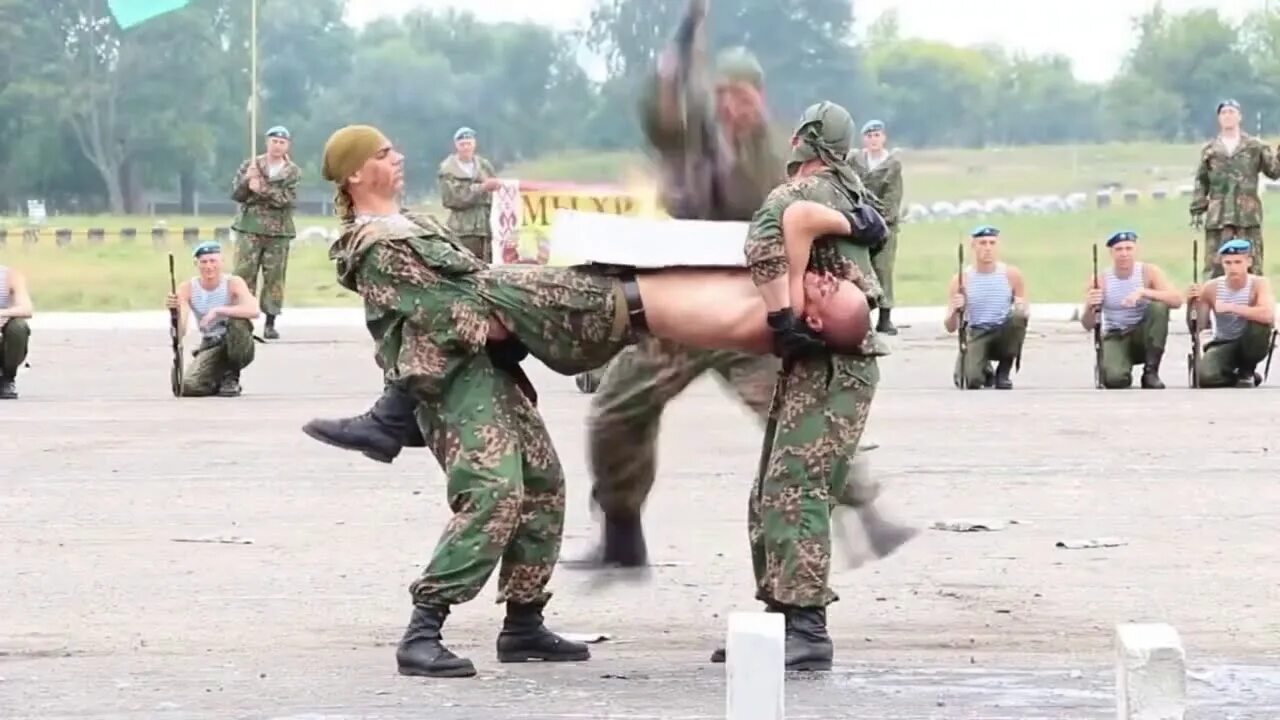 Показательное выступление видео. Показательные выступления вдв спецназ. показательные выступления. выступление солдат. спецназ россии показательные выступления.