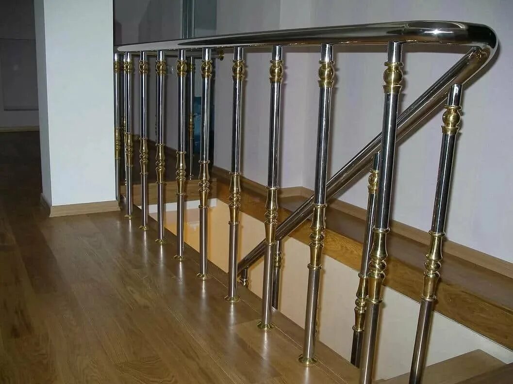 Перила для лестницы из нержавейки. Поручень для лестниц. Перила из нержавеющей. Ограждение лестницы нержавейка. Перила для лестницы.