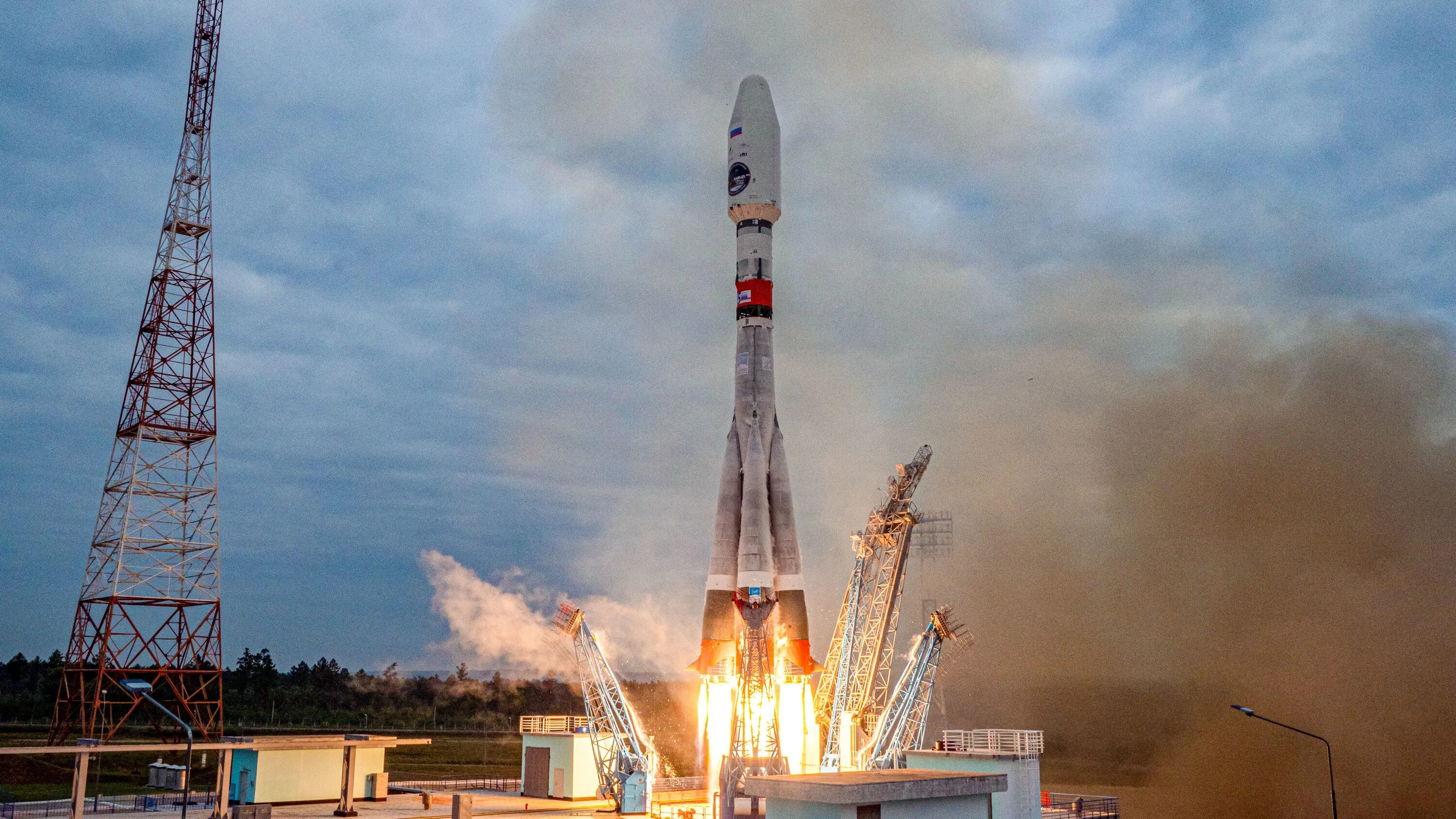 Луна-25" - автоматическая межпланетная станци. Бриз разгонный блок. Амс «луна-25». Космодром восточный союз 2. Российская космическая станция.